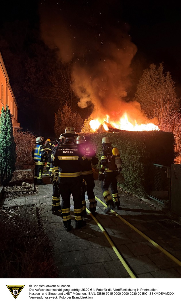 FW-M: Gartenhaus brennt komplett nieder (Fürstenried)