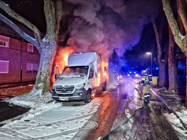 FW-NE: Kleinlaster in Vollbrand | Keine Verletzten