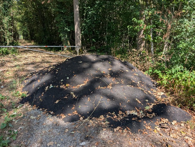 POL-OG: Neuried - Illegale Asphaltablagerung auf Waldweg- Zeugen gesucht