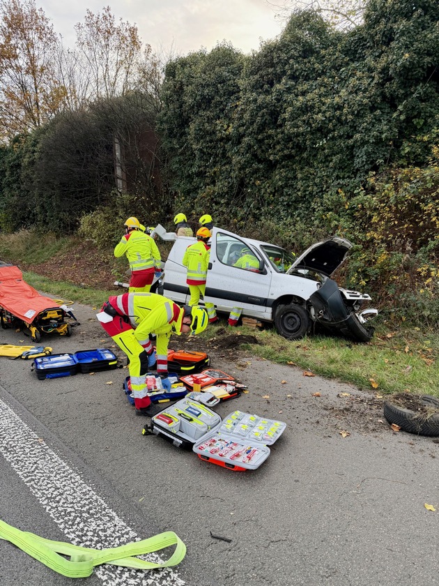 FW Ratingen: Verkehrsunfall mit eingeklemmter Person auf der BAB 3