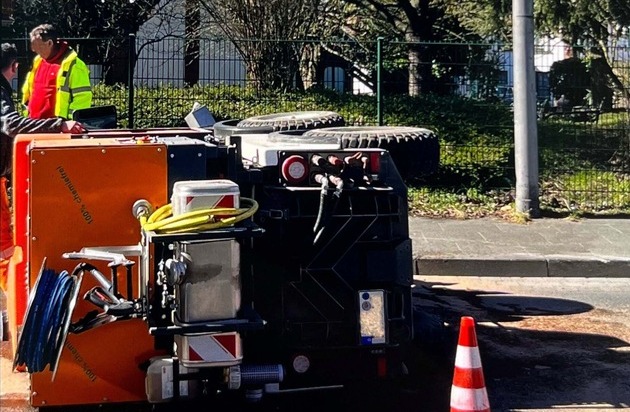 POL-LIP: Bad Salzuflen. Reinigungswagen beim Abbiegen umgekippt.