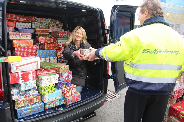 10 Jahre Ford Weihnachtspäckchen für bedürftige Kinder (FOTO)