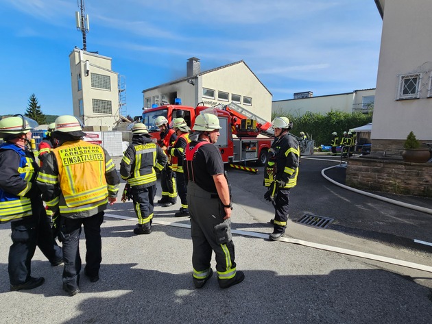 FW-AR: Gebäudebrand in einem leerstehendem Gewerbebetrieb