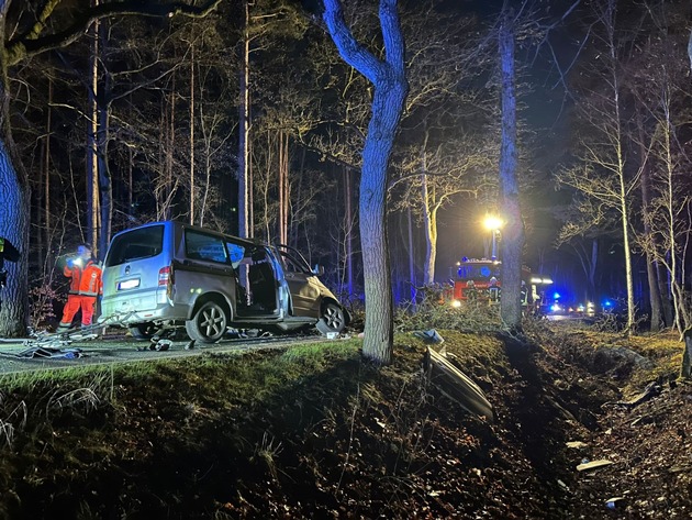 FW Lüchow-Dannenberg: Schwerer Verkehrsunfall bei Gusborn +++VW-Transporter kollidiert frontal mit Baum+++Fahrer verstirbt an Unfallstelle