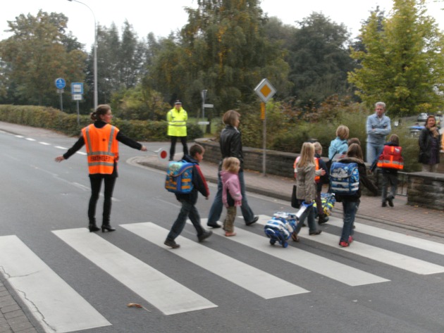 POL-NI: Eltern sichern Schulweg