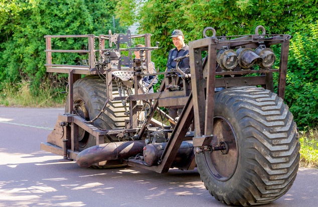 RID-Weltrekord zum diesjährigen »Steampunk-Picknick« in Köthen: Sebastian Beutler präsentiert sein selbstgebautes »schwerstes Fahrrad der Welt« (2.180 Kilogramm)