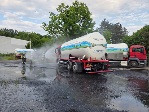 FW-AR: Feuerwehrübung beim TRANSGAS - Löschzug Bruchhausen-Niedereimer im Einsatz