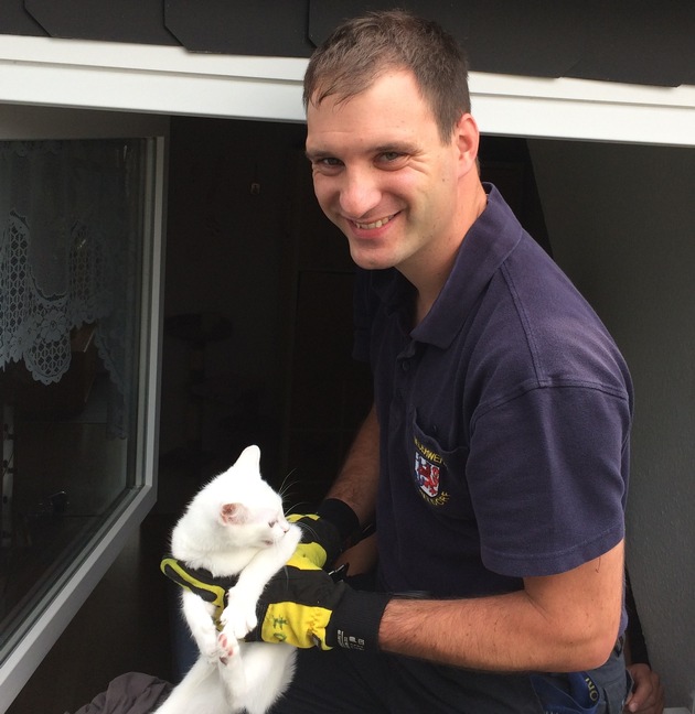 FW-D: Feuerwehr rettet Katzenbaby Diva von Hausdach