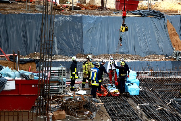 FW-E: Arbeitsunfall auf einer Großbaustelle, Arbeiter von Höhenrettern gerettet