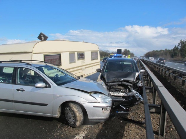 POL-ROW: ++ Auf der Hansalinie - Pkw-Wohnwagen gerät außer Kontrolle und verursacht Unfall ++