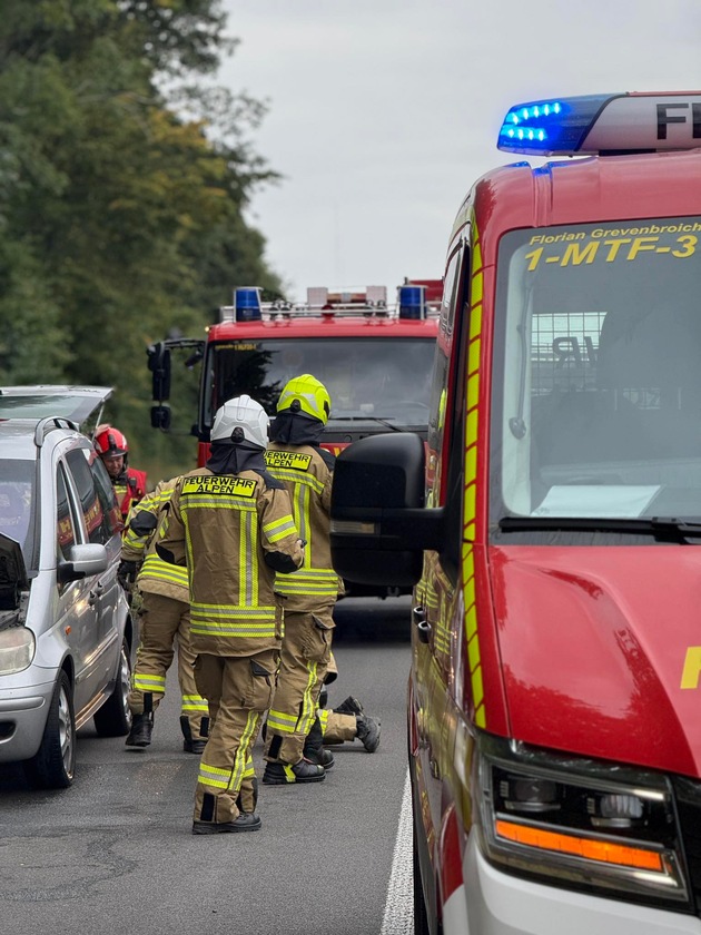FW Alpen: Feuerwehr Grevenbroich unterstützt bei Pkw Brand