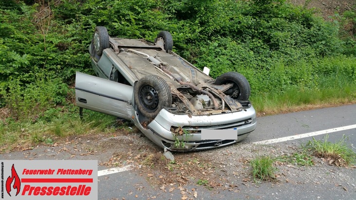 FW-PL: OT-Pasel. PKW überschlägt sich auf B 236 nach Alleinunfall. 1 Verletzte.