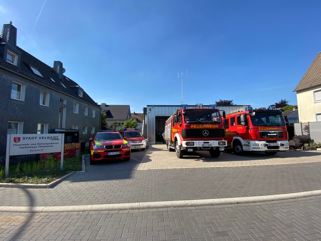 FW-Velbert: Feuerwehr-Gerätehaus in Velbert-Tönisheide wurde offiziell von Bürgermeister Dirk Lukrafka an die Feuerwehr Velbert übergeben