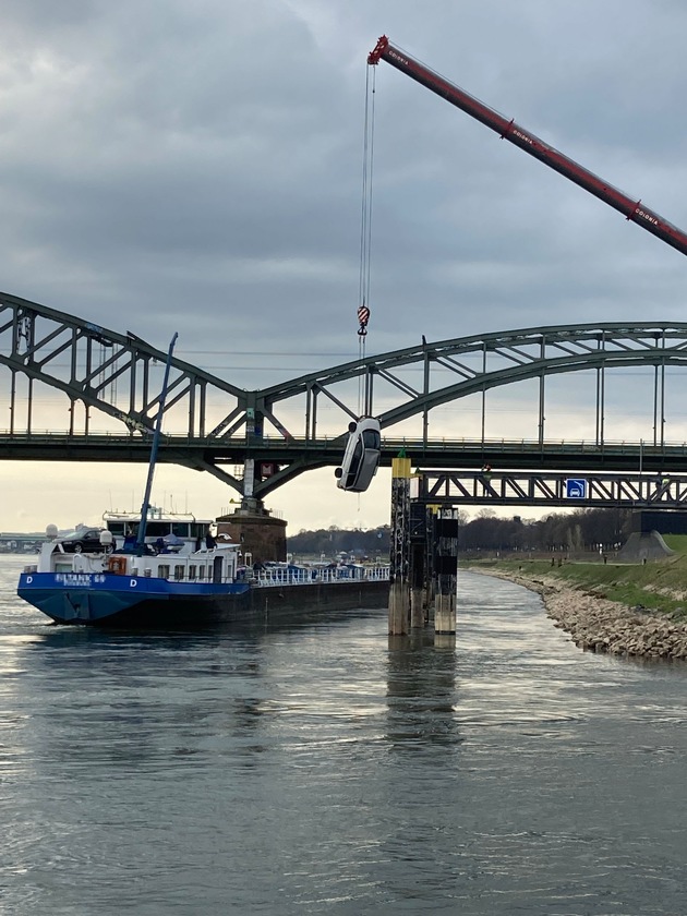 POL-K: 220404-2-K/DU Auto rutscht beim Verladen ab und droht in den Rhein zu fallen