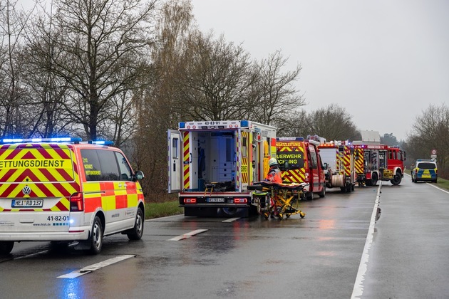 FW-SE: LKW-Arbeitsbühne verunfallt auf der Bundesstraße 205