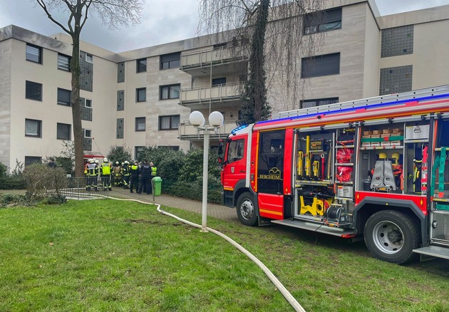 FW Bergheim: Feuerwehr rettet Person bei Kellerbrand in Mehrfamilienhaus