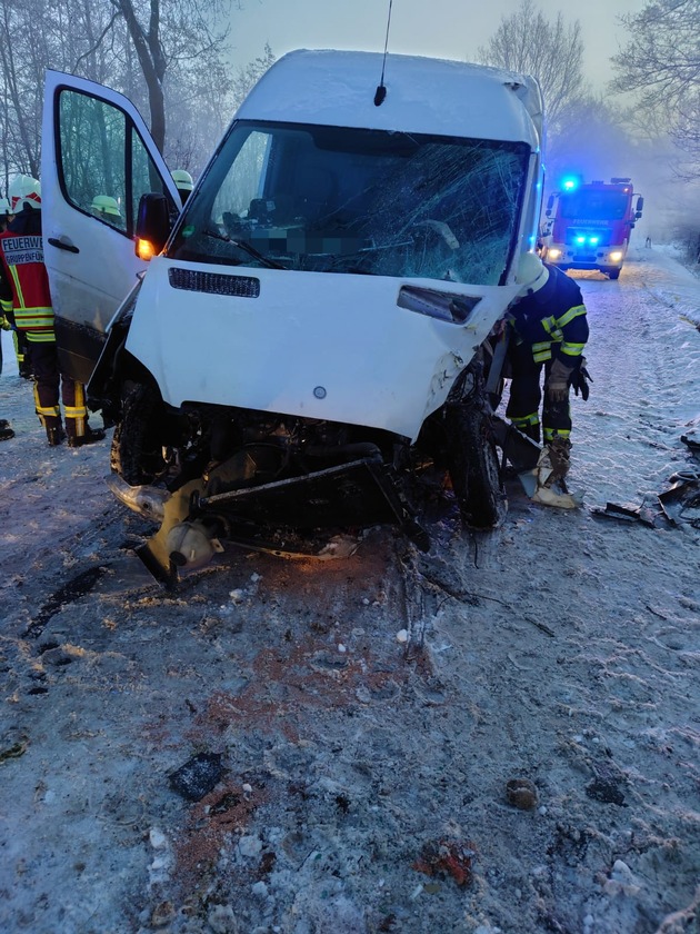 FFW Schiffdorf: Verkehrsunfall auf eisglatter Straße: Feuerwehr befreit Fahrer aus Kleintransporter
