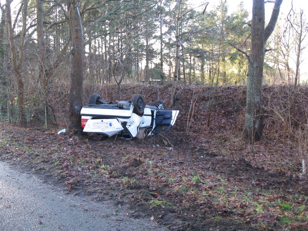 POL-CUX: Überholmanöver scheiterte - mit Pkw gegen Baum gestoßen (Bildanlagen) - 2 Schwerverletzte