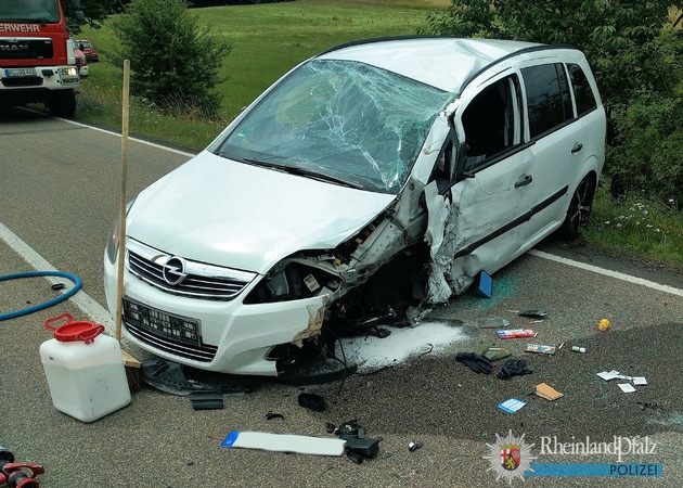 POL-PPWP: Verkehrsunfall mit verletzter Person - ein Fahrzeug überschlägt sich