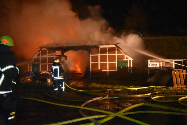 POL-STD: Feuer zerstört Reetdachhaus in Engelschoff - 350.000 Euro Schaden - keine Personen verletzt