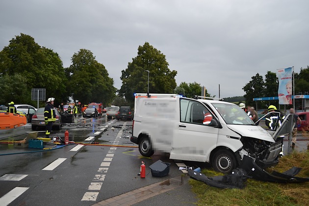 POL-HM: Schwerer Verkehrsunfall auf der Bundesstraße 1 bei Coppenbrügge