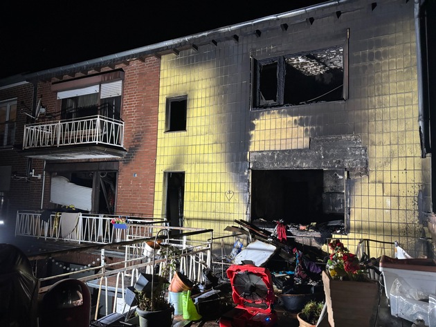 FW Frechen: Zahlreiche Einsätze für die Feuerwehr Frechen - Schwerer Gebäudebrand in Bachem