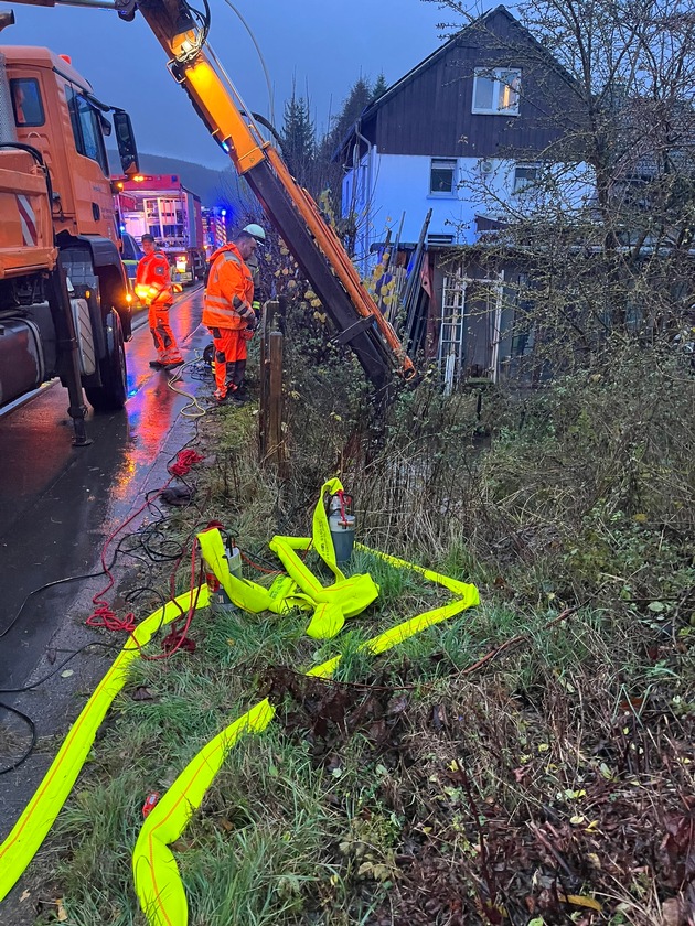 FW-PL: Ortsteil Mühlhoff - Aufgestauter Bachlauf droht, Haus zu überfluten