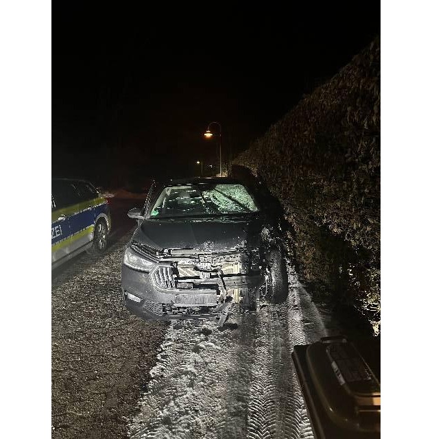 POL-STD: Unbekannter Autofahrer verursacht Unfall auf dem Ottensener Weg in Buxtehude mit hohem Sachschaden und flüchtet - Polizei sucht Zeugen