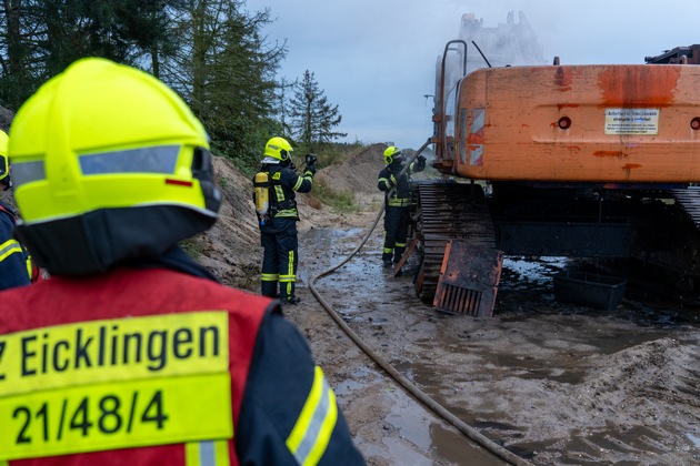 FW Flotwedel: Kettenbaggerbrand in Eicklingen - Feuerwehr löscht Brand im Kieswerk