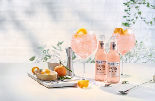 FEVER-TREE: Rosa prickelnder Sommergenuss: Das Aromatic Tonic von FEVER-TREE bringt einen Spritzer Farbe ins Glas