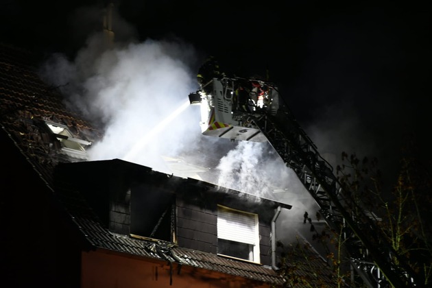 FW-DO: Wohnungsbrand in Huckarde - Flammen schlagen aus dem Fenster und greifen auf Fassade und Dach &uuml;ber