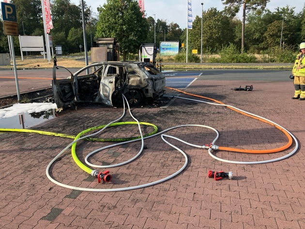 FW Speyer: Brand eines Elektrofahrzeugs an einer Ladesäule