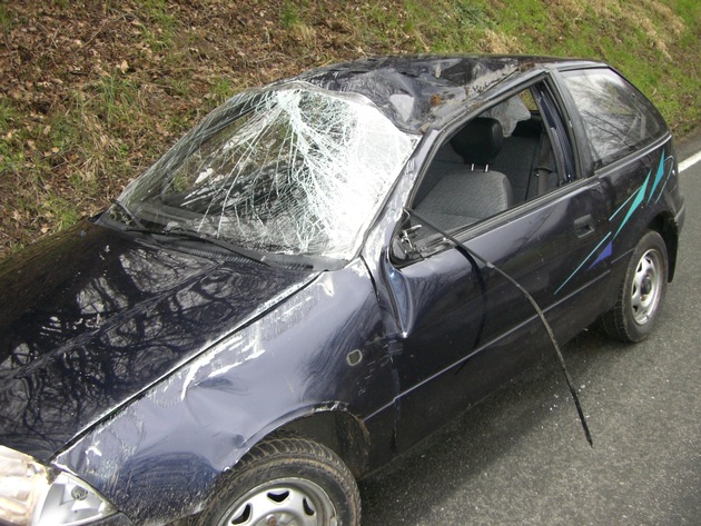 POL-HOL: Landesstraße 584 - Warbsen - Forst: Ins Schleudern geraten und überschlagen - Fahrer leicht verletzt / 4.000,-- EUR Sachschaden -