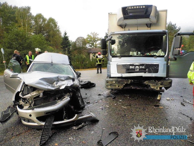 POL-PPWP: Schwerer Unfall an abknickender Vorfahrtstraße