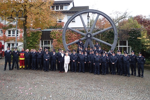 FW-PL: Stellvertretender Feuerwehrchef &quot;Winni&quot; Hüsken und seine Lebensgefährtin Tanja Stüken gaben sich vor dem Standesamt in Plettenberg das Ja-Wort. Großaufgebot der Feuerwehr am Rathaus.