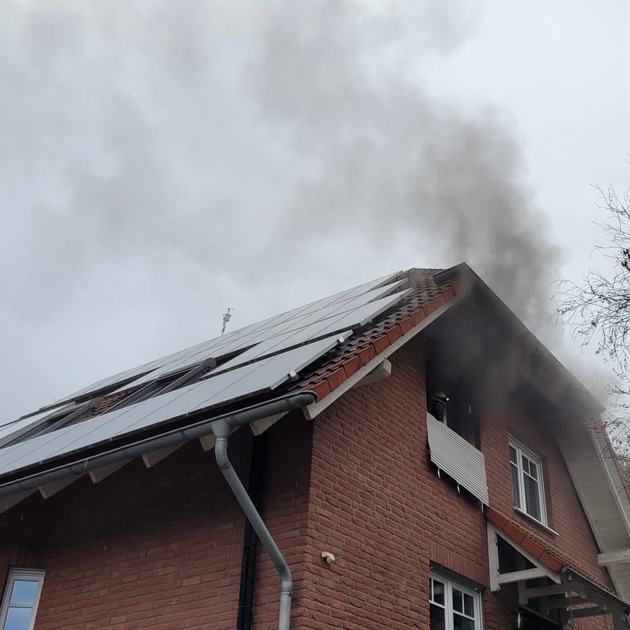 FW-PL: Zimmerbrand ruft Feuerwehr auf den Plan