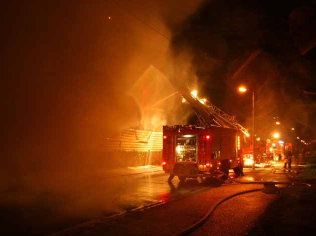 FW-E: Wieder Feuer auf Schrottplatz an der Ripshorster Straße, Fotos verfügbar