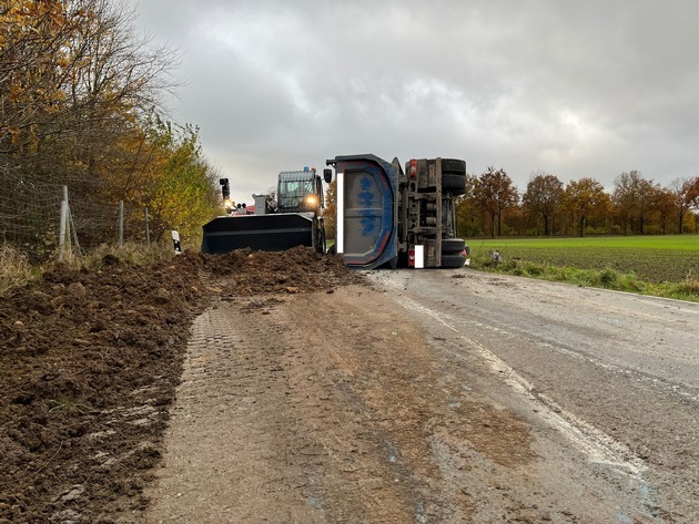 FF Bad Salzuflen: Lkw landet in Grastrup-Hölsen auf der Seite / Ein Mensch wird bei Unfall am Mittwochmorgen verletzt