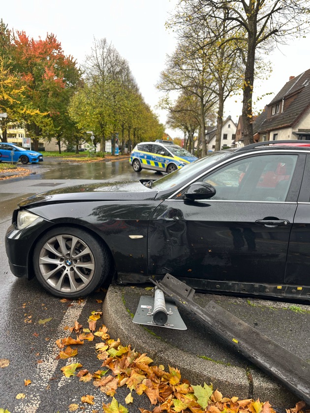 POL-DU: Rheinhausen-Mitte: BMW kollidiert mit geparktem Auto - Ein Verletzter