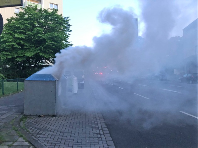 POL-ME: Papiercontainer an der Berliner Straße wurde in Brand gesetzt - Velbert - 2205074
