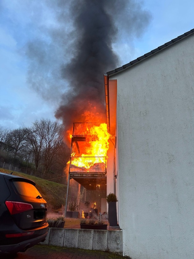 FW-Velbert: Brennender Balkon auf der Höhfeldstraße