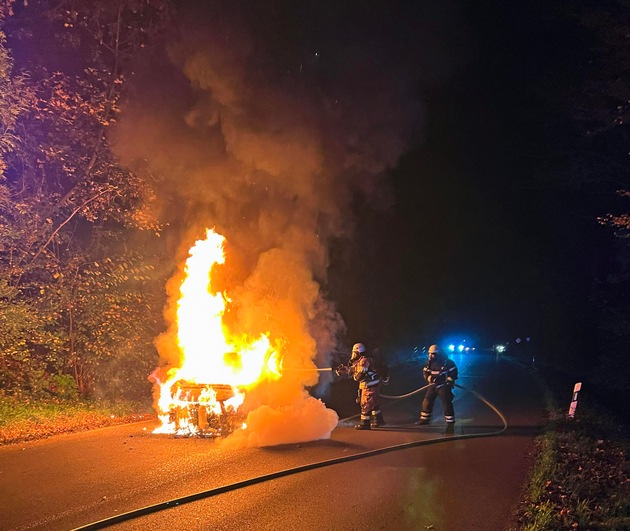 FW-EN: Transporter brannte auf der Wittener Landstraße - Feuerwehr löscht mit einem C-Rohr und mit Schaum - Straße beschädigt