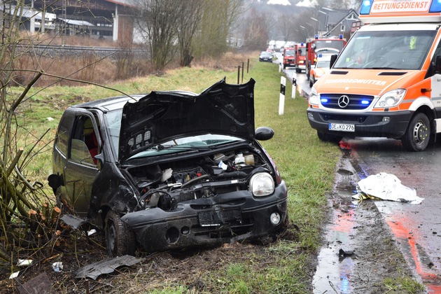 FW-OE: Schwerer Verkehrsunfall in Maumke, 6-jähriges Kind und 2 Erwachsene verletzt