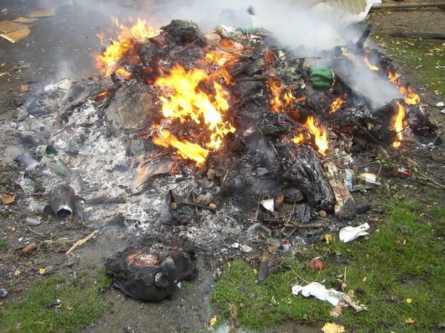 POL-HOL: Vergangenen Freitag war Brenntag für pflanzliche Abfälle in der Stadt Holzminden: Brenntag missbraucht - Hausmüll verbrannt