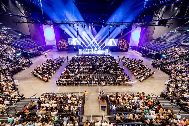 1219 erfolgreiche Kaufleute der Wirtschaftsschule KV Zürich erhalten ihr Fähigkeitszeugnis