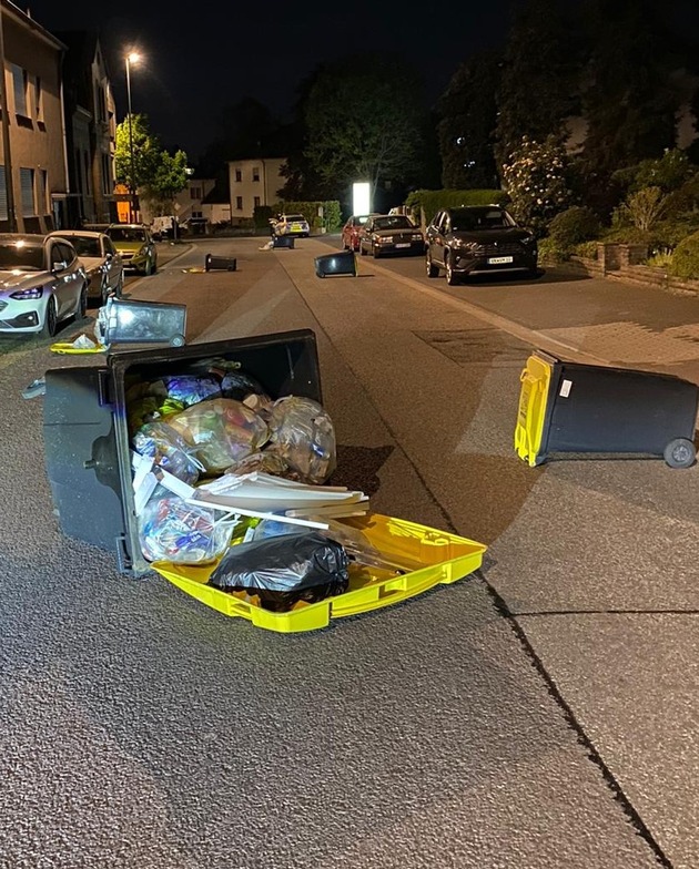 POL-VK: Unbekannte werfen mehrere Mülltonnen auf die Fahrbahn