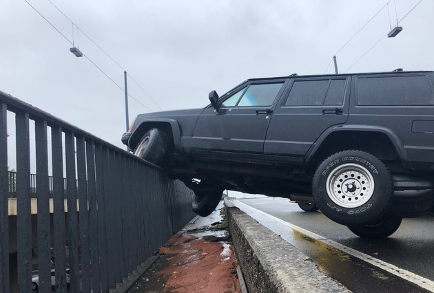 POL-D: Unterbilk - Rheinkniebrücke - Pkw-Fahrer verliert Kontrolle über Fahrzeug - Auto landet auf Brückengeländer - Niemand verletzt