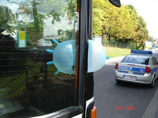 POL-F: 090827 - 1073 Frankfurt-Kalbach: Schrottreifer Schulbus aus dem Verkehr gezogen