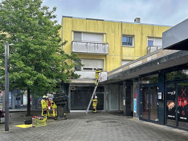 FW Grevenbroich: Feuerwehr rettet zwölf Personen bei Kellerbrand in Grevenbroich