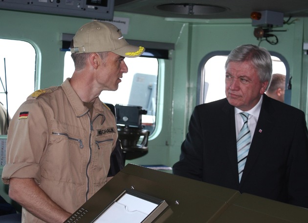 Hessischer Ministerpräsident Volker Bouffier besucht die Fregatte &quot;Hessen&quot; in Südafrika